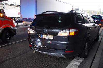 Stuttgart Bad-Canstatt: Schwerer Auffahrunfall auf B10 